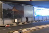 Aksi 'Rayap Besi' di Terowongan Pelita terekam kamera dan viral di media sosial. Foto: Tangkapan Layar/Rusli Kurniawan 
