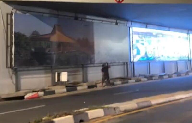 Aksi 'Rayap Besi' di Terowongan Pelita terekam kamera dan viral di media sosial. Foto: Tangkapan Layar/Rusli Kurniawan