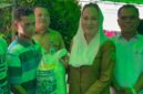 Bupati Natuna Cen Sui Lan secara simbolis menyerahkan bantuan beras Cadangan Pangan Pemerintah (CPP) kepada masyarakat di Kecamatan Bunguran Batubi. Foto: INIKEPRI.COM