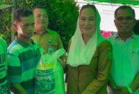 Bupati Natuna Cen Sui Lan secara simbolis menyerahkan bantuan beras Cadangan Pangan Pemerintah (CPP) kepada masyarakat di Kecamatan Bunguran Batubi. Foto: INIKEPRI.COM