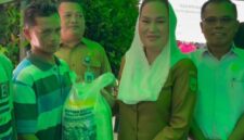 Bupati Natuna Cen Sui Lan secara simbolis menyerahkan bantuan beras Cadangan Pangan Pemerintah (CPP) kepada masyarakat di Kecamatan Bunguran Batubi. Foto: INIKEPRI.COM