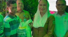 Bupati Natuna Cen Sui Lan secara simbolis menyerahkan bantuan beras Cadangan Pangan Pemerintah (CPP) kepada masyarakat di Kecamatan Bunguran Batubi. Foto: INIKEPRI.COM