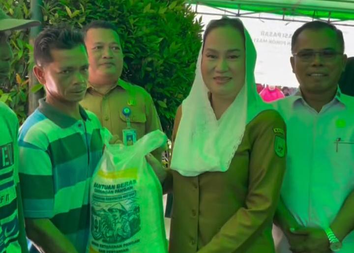Bupati Natuna Cen Sui Lan secara simbolis menyerahkan bantuan beras Cadangan Pangan Pemerintah (CPP) kepada masyarakat di Kecamatan Bunguran Batubi. Foto: INIKEPRI.COM