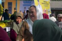 Bupati Natuna Cen Sui Lan menyapa masyarakat di sela-sela pasar murah. Foto: INIKEPRI.COM