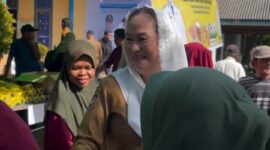 Bupati Natuna Cen Sui Lan menyapa masyarakat di sela-sela pasar murah. Foto: INIKEPRI.COM