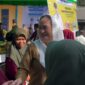 Bupati Natuna Cen Sui Lan menyapa masyarakat di sela-sela pasar murah. Foto: INIKEPRI.COM