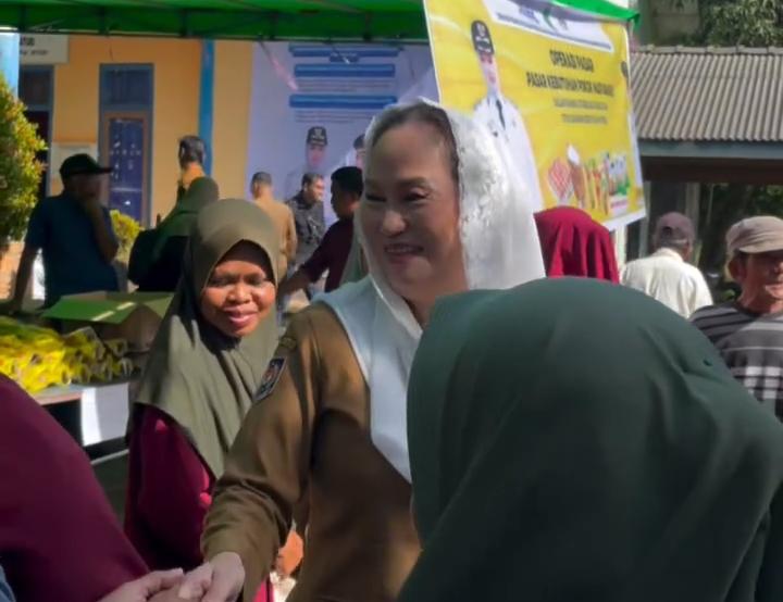 Bupati Natuna Cen Sui Lan menyapa masyarakat di sela-sela pasar murah. Foto: INIKEPRI.COM
