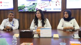 Rapat koordinasi yang dipimpin oleh Anggota/Deputi Bidang Pelayanan Umum BP Batam, Ariastuty Sirait, bersama perwakilan pedagang dan jajaran direktorat terkait. Foto: BP Batam 