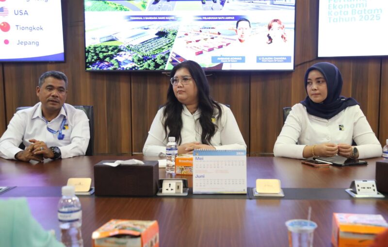 Rapat koordinasi yang dipimpin oleh Anggota/Deputi Bidang Pelayanan Umum BP Batam, Ariastuty Sirait, bersama perwakilan pedagang dan jajaran direktorat terkait. Foto: BP Batam