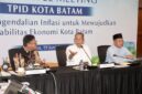 Wali Kota Batam Amsakar saat High Level Meeting (HLM) Tim Pengendalian Inflasi Daerah (TPID) Kota Batam Tahun 2026 yang dirangkaikan dengan pencanangan Sensus Ekonomi 2026. Foto: Media Center Batam