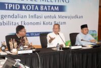 Wali Kota Batam Amsakar saat High Level Meeting (HLM) Tim Pengendalian Inflasi Daerah (TPID) Kota Batam Tahun 2026 yang dirangkaikan dengan pencanangan Sensus Ekonomi 2026. Foto: Media Center Batam 