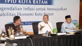 Wali Kota Batam Amsakar saat High Level Meeting (HLM) Tim Pengendalian Inflasi Daerah (TPID) Kota Batam Tahun 2026 yang dirangkaikan dengan pencanangan Sensus Ekonomi 2026. Foto: Media Center Batam 