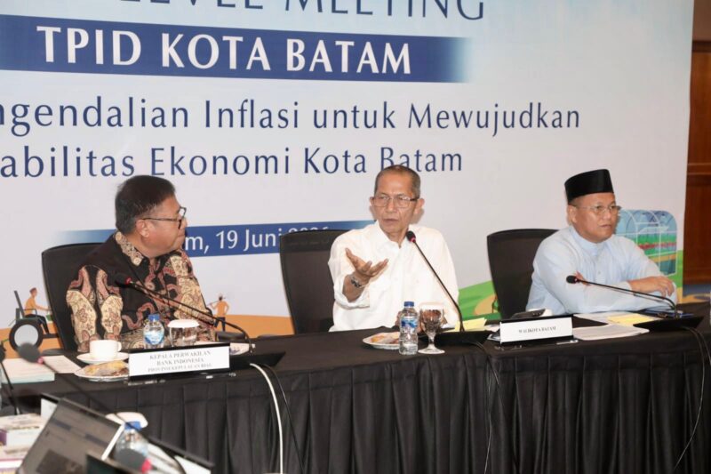 Wali Kota Batam Amsakar saat High Level Meeting (HLM) Tim Pengendalian Inflasi Daerah (TPID) Kota Batam Tahun 2026 yang dirangkaikan dengan pencanangan Sensus Ekonomi 2026. Foto: Media Center Batam
