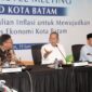 Wali Kota Batam Amsakar saat High Level Meeting (HLM) Tim Pengendalian Inflasi Daerah (TPID) Kota Batam Tahun 2026 yang dirangkaikan dengan pencanangan Sensus Ekonomi 2026. Foto: Media Center Batam 