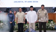 Menteri Agraria dan Tata Ruang/Kepala Badan Pertanahan Nasional (ATR/BPN) Nusron Wahid bersama Menteri Dalam Negeri Muhammad Tito Karnavian resmi menandatangani Surat Edaran Bersama tentang Pengintegrasian LP2B ke dalam Rencana Tata Ruang Wilayah (RTRW) Kabupaten/Kota dan/atau Rencana Detail Tata Ruang (RDTR). Foto: Istimewa 