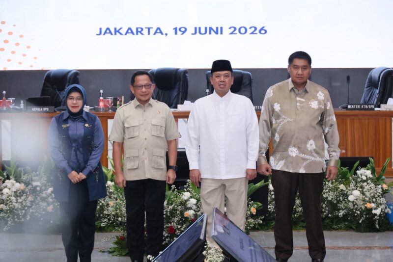 Menteri Agraria dan Tata Ruang/Kepala Badan Pertanahan Nasional (ATR/BPN) Nusron Wahid bersama Menteri Dalam Negeri Muhammad Tito Karnavian resmi menandatangani Surat Edaran Bersama tentang Pengintegrasian LP2B ke dalam Rencana Tata Ruang Wilayah (RTRW) Kabupaten/Kota dan/atau Rencana Detail Tata Ruang (RDTR). Foto: Istimewa 
