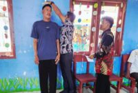 Warga Selaut antusias mengikuti pmeriksaan kesehatan gratis di Desa Selaut. Foto: ANTARA/Muhamad Nurman