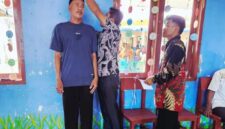 Warga Selaut antusias mengikuti pmeriksaan kesehatan gratis di Desa Selaut. Foto: ANTARA/Muhamad Nurman