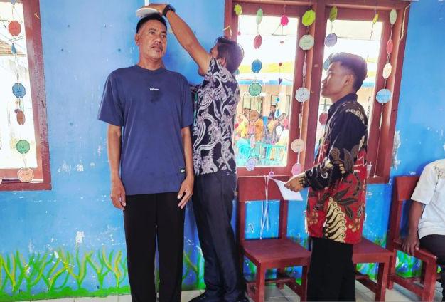 Warga Selaut antusias mengikuti pmeriksaan kesehatan gratis di Desa Selaut. Foto: ANTARA/Muhamad Nurman