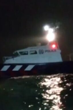 Viral! Video Nelayan Belakangpadang Diduga Ditabrak Kapal Polisi Singapura, Perahu Terbalik di Tengah Laut