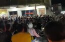 Ratusan warga Perumahan Cikitsu, Kecamatan Batam Kota, mendatangi penginapan RedDoorz Akumurah Inn, Sabtu (20/6/2026) malam. Kerumunan massa memenuhi badan jalan hingga mengundang perhatian pengguna jalan dan warga sekitar. Foto: Tangkapan Layar akun TikTok @chelimek