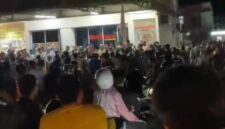 Ratusan warga Perumahan Cikitsu, Kecamatan Batam Kota, mendatangi penginapan RedDoorz Akumurah Inn, Sabtu (20/6/2026) malam. Kerumunan massa memenuhi badan jalan hingga mengundang perhatian pengguna jalan dan warga sekitar. Foto: Tangkapan Layar akun TikTok @chelimek