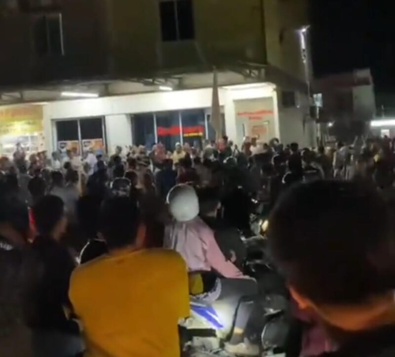 Ratusan warga Perumahan Cikitsu, Kecamatan Batam Kota, mendatangi penginapan RedDoorz Akumurah Inn, Sabtu (20/6/2026) malam. Kerumunan massa memenuhi badan jalan hingga mengundang perhatian pengguna jalan dan warga sekitar. Foto: Tangkapan Layar akun TikTok @chelimek