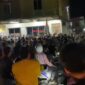 Ratusan warga Perumahan Cikitsu, Kecamatan Batam Kota, mendatangi penginapan RedDoorz Akumurah Inn, Sabtu (20/6/2026) malam. Kerumunan massa memenuhi badan jalan hingga mengundang perhatian pengguna jalan dan warga sekitar. Foto: Tangkapan Layar akun TikTok @chelimek 
