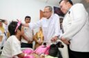 Wali Kota Batam, Amsakar Achmad, mengusap kepala RAL saat menjalani perawatan di RSUD Embung Fatimah, Batuaji. Foto: INIKEPRI.COM/Media Center Batam 