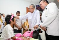 Wali Kota Batam, Amsakar Achmad, mengusap kepala RAL saat menjalani perawatan di RSUD Embung Fatimah, Batuaji. Foto: INIKEPRI.COM/Media Center Batam 