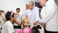 Wali Kota Batam, Amsakar Achmad, mengusap kepala RAL saat menjalani perawatan di RSUD Embung Fatimah, Batuaji. Foto: INIKEPRI.COM/Media Center Batam 