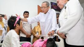 Wali Kota Batam, Amsakar Achmad, mengusap kepala RAL saat menjalani perawatan di RSUD Embung Fatimah, Batuaji. Foto: INIKEPRI.COM/Media Center Batam 