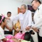 Wali Kota Batam, Amsakar Achmad, mengusap kepala RAL saat menjalani perawatan di RSUD Embung Fatimah, Batuaji. Foto: INIKEPRI.COM/Media Center Batam 