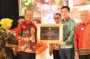 Wali Kota Batam, Amsakar Achmad, menyerahkan piagam kepada salah seorang wajib pajak saat Malam Apresiasi Wajib Pajak Kota Batam 2026 di Ballroom Harmoni One Hotel, Batamcentre. Foto: INIKEPRI.COM/Media Center Batam