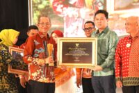 Wali Kota Batam, Amsakar Achmad, menyerahkan piagam kepada salah seorang wajib pajak saat Malam Apresiasi Wajib Pajak Kota Batam 2026 di Ballroom Harmoni One Hotel, Batamcentre. Foto: INIKEPRI.COM/Media Center Batam 