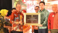 Wali Kota Batam, Amsakar Achmad, menyerahkan piagam kepada salah seorang wajib pajak saat Malam Apresiasi Wajib Pajak Kota Batam 2026 di Ballroom Harmoni One Hotel, Batamcentre. Foto: INIKEPRI.COM/Media Center Batam