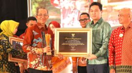 Wali Kota Batam, Amsakar Achmad, menyerahkan piagam kepada salah seorang wajib pajak saat Malam Apresiasi Wajib Pajak Kota Batam 2026 di Ballroom Harmoni One Hotel, Batamcentre. Foto: INIKEPRI.COM/Media Center Batam 