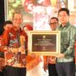 Wali Kota Batam, Amsakar Achmad, menyerahkan piagam kepada salah seorang wajib pajak saat Malam Apresiasi Wajib Pajak Kota Batam 2026 di Ballroom Harmoni One Hotel, Batamcentre. Foto: INIKEPRI.COM/Media Center Batam 