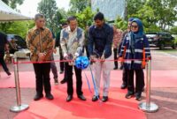 Wali Kota Batam, Amsakar Achmad, didampingi Sekda Batam, Firmansyah, bersama perwakilan manajemen PT Wasco Engineering Indonesia meresmikan fasilitas olahraga di Dataran Engku Putri, Batamcentre, Kamis (25/6/2026). Foto: INIKEPRI.COM/Media Center Batam