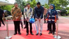 Wali Kota Batam, Amsakar Achmad, didampingi Sekda Batam, Firmansyah, bersama perwakilan manajemen PT Wasco Engineering Indonesia meresmikan fasilitas olahraga di Dataran Engku Putri, Batamcentre, Kamis (25/6/2026). Foto: INIKEPRI.COM/Media Center Batam 