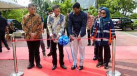 Wali Kota Batam, Amsakar Achmad, didampingi Sekda Batam, Firmansyah, bersama perwakilan manajemen PT Wasco Engineering Indonesia meresmikan fasilitas olahraga di Dataran Engku Putri, Batamcentre, Kamis (25/6/2026). Foto: INIKEPRI.COM/Media Center Batam 