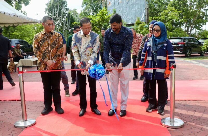 Wali Kota Batam, Amsakar Achmad, didampingi Sekda Batam, Firmansyah, bersama perwakilan manajemen PT Wasco Engineering Indonesia meresmikan fasilitas olahraga di Dataran Engku Putri, Batamcentre, Kamis (25/6/2026). Foto: INIKEPRI.COM/Media Center Batam 