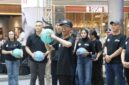 Wali Kota Batam, Amsakar Achmad, bersiap melempar bola saat membuka Basketball 3×3 Bhayangkara Championship di Grand Batam Mall. Foto: INIKEPRI.COM/Media Center Batam 