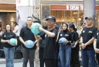 Wali Kota Batam, Amsakar Achmad, bersiap melempar bola saat membuka Basketball 3×3 Bhayangkara Championship di Grand Batam Mall. Foto: INIKEPRI.COM/Media Center Batam 