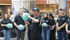 Wali Kota Batam, Amsakar Achmad, bersiap melempar bola saat membuka Basketball 3×3 Bhayangkara Championship di Grand Batam Mall. Foto: INIKEPRI.COM/Media Center Batam 