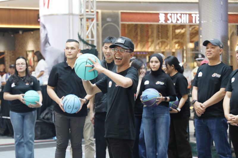 Wali Kota Batam, Amsakar Achmad, bersiap melempar bola saat membuka Basketball 3×3 Bhayangkara Championship di Grand Batam Mall. Foto: INIKEPRI.COM/Media Center Batam 