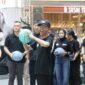 Wali Kota Batam, Amsakar Achmad, bersiap melempar bola saat membuka Basketball 3×3 Bhayangkara Championship di Grand Batam Mall. Foto: INIKEPRI.COM/Media Center Batam 