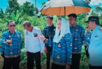 Bupati Natuna Cen Sui Lan meninjau kegiatan normalisasi sungai di dua desa wilayah Kecamatan Bunguran Timur Laut yang mulai dikerjakan oleh rekanan BWSS. Foto: INIKEPRI.COM/NatunaKab 