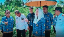 Bupati Natuna Cen Sui Lan meninjau kegiatan normalisasi sungai di dua desa wilayah Kecamatan Bunguran Timur Laut yang mulai dikerjakan oleh rekanan BWSS. Foto: INIKEPRI.COM/NatunaKab