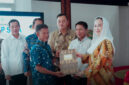 Sebanyak 57 sertifikat diserahkan langsung oleh Bupati Natuna, Cen Sui Lan, di Lobby Kantor Bupati Natuna Lantai I, Bukit Arai, pada Kamis (25/06/2026) pagi. Foto: INIKEPRI.COM